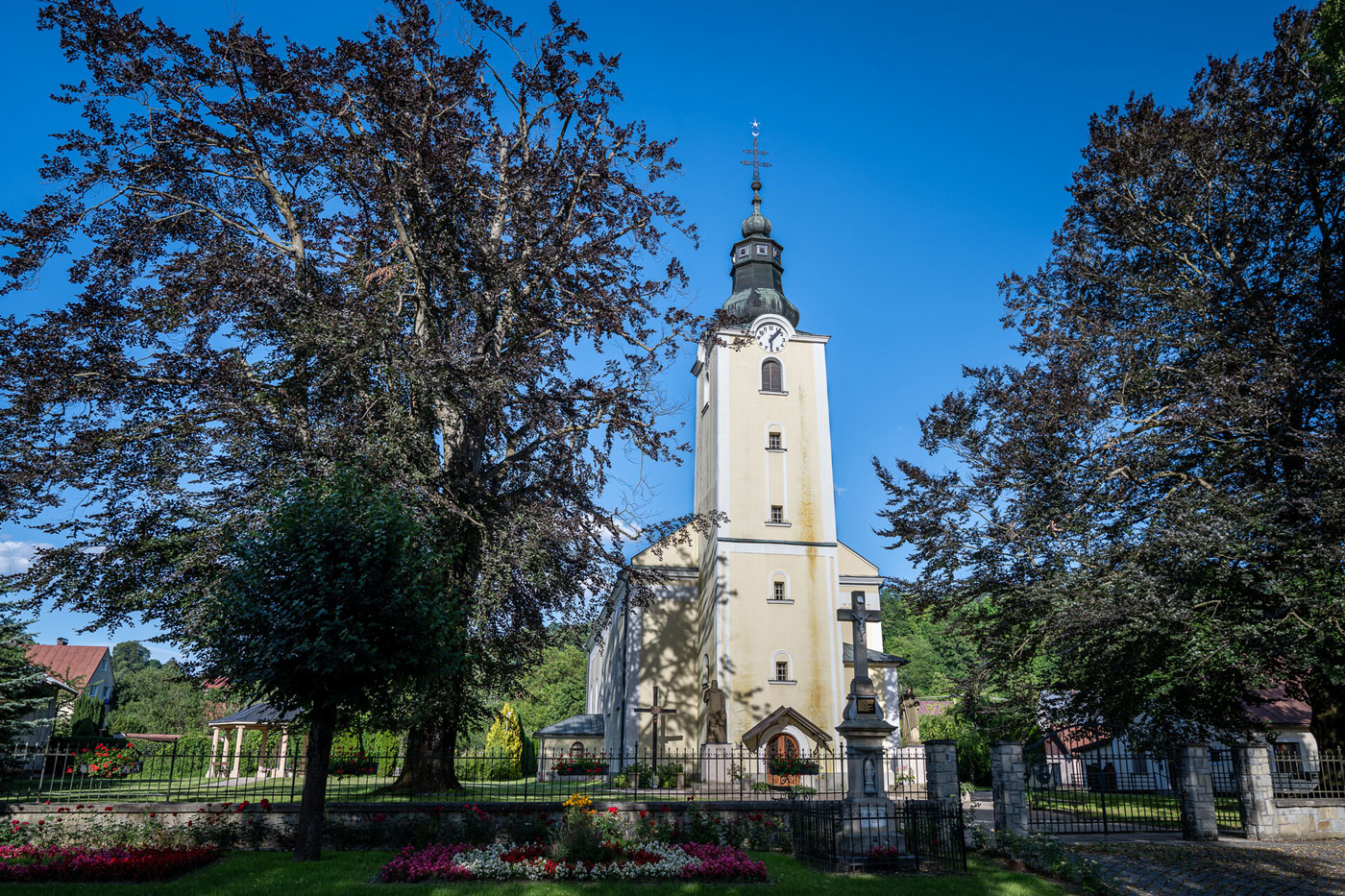 Kostol sv. Michala Archanjela vo Veľkom Rovnom - Anička Guthrie - clovekaviera.sk